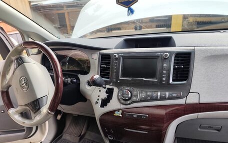 Toyota Sienna III, 2011 год, 2 600 000 рублей, 2 фотография