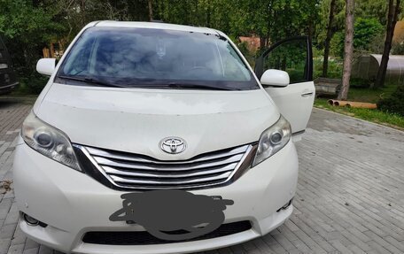 Toyota Sienna III, 2011 год, 2 600 000 рублей, 13 фотография