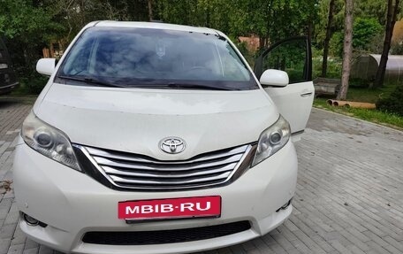 Toyota Sienna III, 2011 год, 2 600 000 рублей, 15 фотография