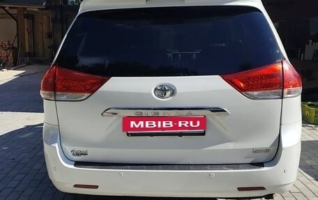 Toyota Sienna III, 2011 год, 2 600 000 рублей, 14 фотография