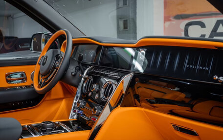 Rolls-Royce Cullinan, 2025 год, 50 000 000 рублей, 13 фотография
