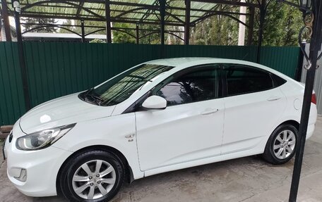 Hyundai Solaris II рестайлинг, 2013 год, 820 000 рублей, 2 фотография