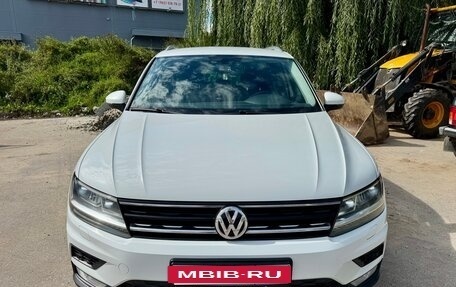 Volkswagen Tiguan II, 2017 год, 1 840 000 рублей, 2 фотография