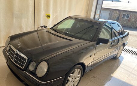 Mercedes-Benz E-Класс, 1996 год, 520 000 рублей, 2 фотография