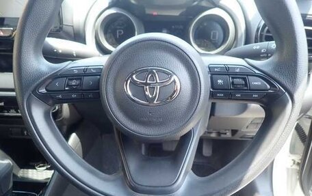 Toyota Yaris, 2022 год, 1 200 000 рублей, 3 фотография