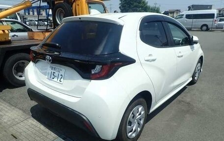 Toyota Yaris, 2022 год, 1 200 000 рублей, 2 фотография