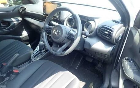 Toyota Yaris, 2022 год, 1 200 000 рублей, 5 фотография