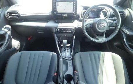 Toyota Yaris, 2022 год, 1 200 000 рублей, 8 фотография