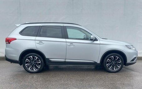 Mitsubishi Outlander III рестайлинг 3, 2022 год, 2 650 000 рублей, 4 фотография
