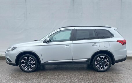 Mitsubishi Outlander III рестайлинг 3, 2022 год, 2 650 000 рублей, 8 фотография