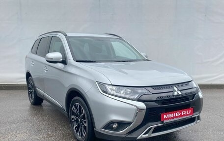 Mitsubishi Outlander III рестайлинг 3, 2022 год, 2 650 000 рублей, 3 фотография