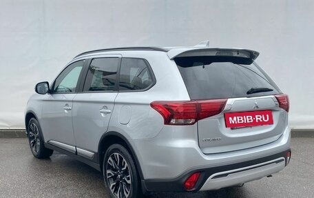 Mitsubishi Outlander III рестайлинг 3, 2022 год, 2 650 000 рублей, 7 фотография