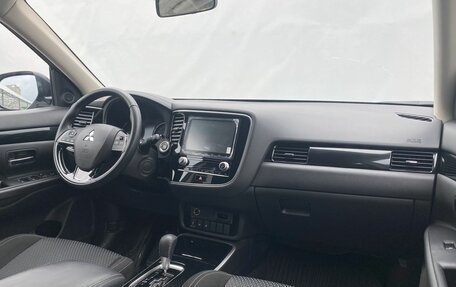 Mitsubishi Outlander III рестайлинг 3, 2022 год, 2 650 000 рублей, 14 фотография