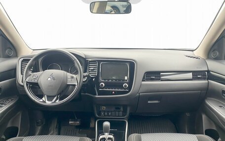 Mitsubishi Outlander III рестайлинг 3, 2022 год, 2 650 000 рублей, 15 фотография