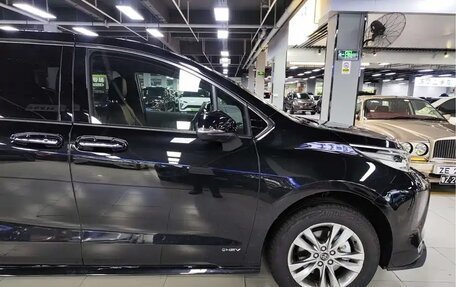 Toyota Sienna, 2025 год, 6 000 000 рублей, 4 фотография