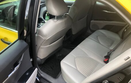Toyota Camry, 2020 год, 2 200 000 рублей, 4 фотография