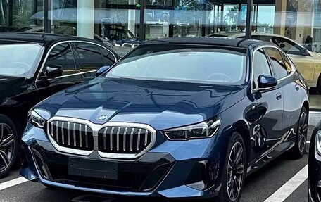 BMW 5 серия, 2025 год, 5 700 000 рублей, 2 фотография