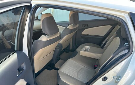Toyota Prius IV XW50, 2016 год, 1 550 000 рублей, 11 фотография