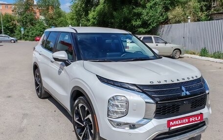 Mitsubishi Outlander, 2021 год, 3 490 000 рублей, 2 фотография