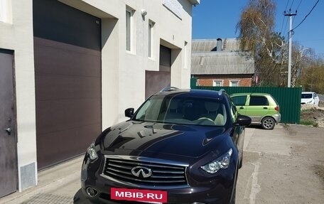 Infiniti QX70, 2015 год, 2 760 000 рублей, 9 фотография