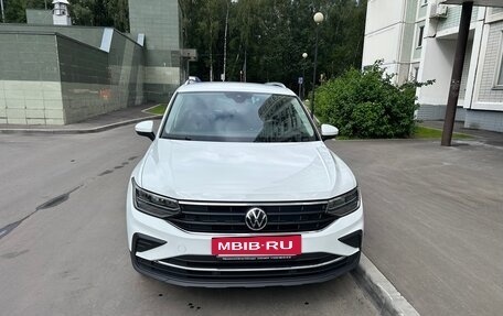 Volkswagen Tiguan II, 2021 год, 2 800 000 рублей, 2 фотография