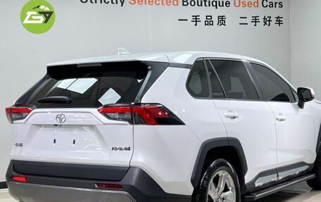 Toyota RAV4, 2021 год, 2 400 000 рублей, 4 фотография