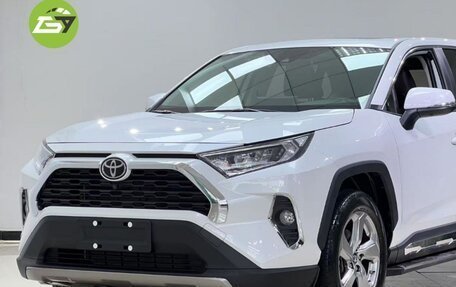 Toyota RAV4, 2021 год, 2 400 000 рублей, 3 фотография