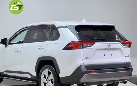 Toyota RAV4, 2021 год, 2 400 000 рублей, 5 фотография