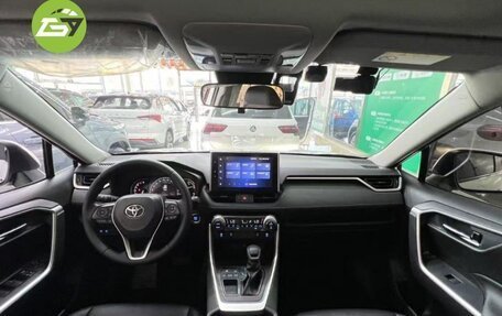 Toyota RAV4, 2021 год, 2 400 000 рублей, 6 фотография