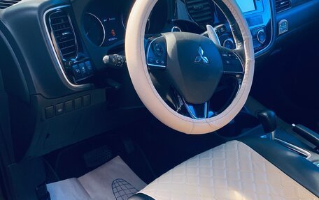 Mitsubishi Outlander III рестайлинг 3, 2016 год, 2 700 000 рублей, 8 фотография
