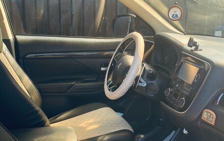 Mitsubishi Outlander III рестайлинг 3, 2016 год, 2 700 000 рублей, 15 фотография