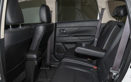 Mitsubishi Outlander III рестайлинг 3, 2016 год, 1 800 000 рублей, 9 фотография