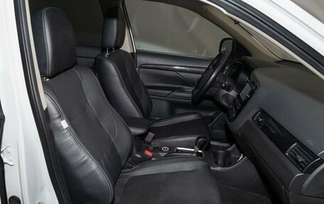 Mitsubishi Outlander III рестайлинг 3, 2016 год, 1 800 000 рублей, 8 фотография