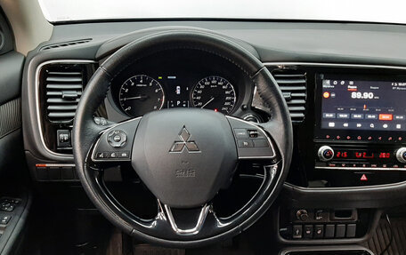 Mitsubishi Outlander III рестайлинг 3, 2021 год, 2 520 000 рублей, 14 фотография