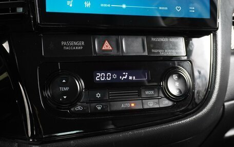Mitsubishi Outlander III рестайлинг 3, 2016 год, 1 680 000 рублей, 12 фотография
