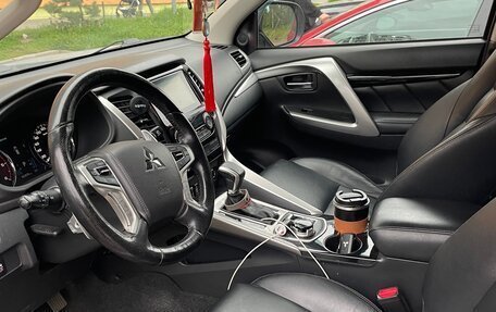Mitsubishi Pajero Sport III рестайлинг, 2018 год, 2 600 000 рублей, 2 фотография