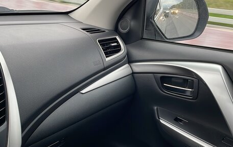 Mitsubishi Pajero Sport III рестайлинг, 2018 год, 2 600 000 рублей, 3 фотография