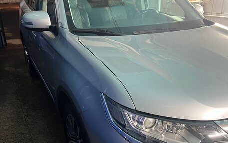 Mitsubishi Outlander III рестайлинг 3, 2018 год, 1 950 000 рублей, 2 фотография