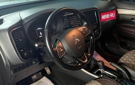 Mitsubishi Outlander III рестайлинг 3, 2018 год, 1 950 000 рублей, 4 фотография