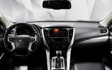 Mitsubishi Pajero Sport III рестайлинг, 2017 год, 2 494 000 рублей, 10 фотография