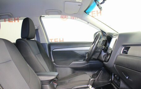 Mitsubishi Outlander III рестайлинг 3, 2018 год, 1 706 000 рублей, 10 фотография