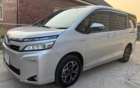 Toyota Voxy III, 2018 год, 2 650 000 рублей, 2 фотография