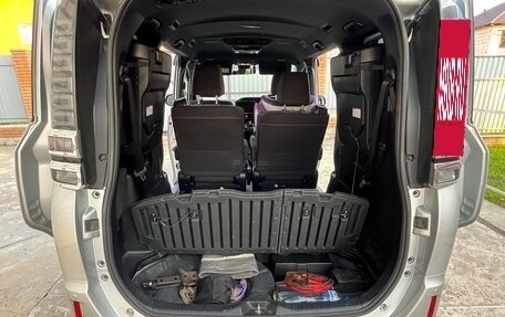 Toyota Voxy III, 2018 год, 2 650 000 рублей, 17 фотография