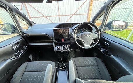 Toyota Voxy III, 2018 год, 2 650 000 рублей, 20 фотография