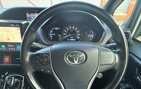 Toyota Voxy III, 2018 год, 2 650 000 рублей, 24 фотография