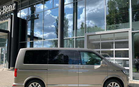 Volkswagen Multivan T6 рестайлинг, 2022 год, 6 500 000 рублей, 2 фотография