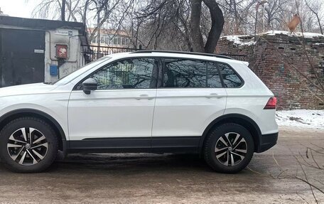 Volkswagen Tiguan II, 2019 год, 2 300 000 рублей, 2 фотография