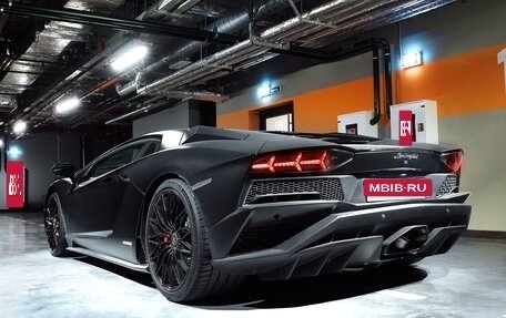Lamborghini Aventador I рестайлинг, 2018 год, 30 000 000 рублей, 4 фотография