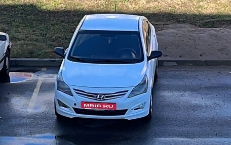 Hyundai Solaris II рестайлинг, 2015 год, 700 000 рублей, 3 фотография