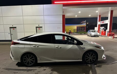 Toyota Prius IV XW50, 2017 год, 1 810 000 рублей, 2 фотография
